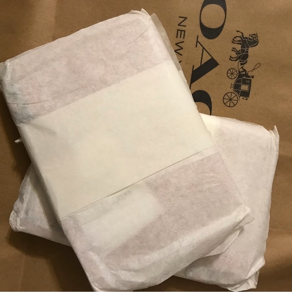 🐭 Disney X Coach Corner Zip Wristlet With Ice Skate friends Motif - Picture 10 of 11